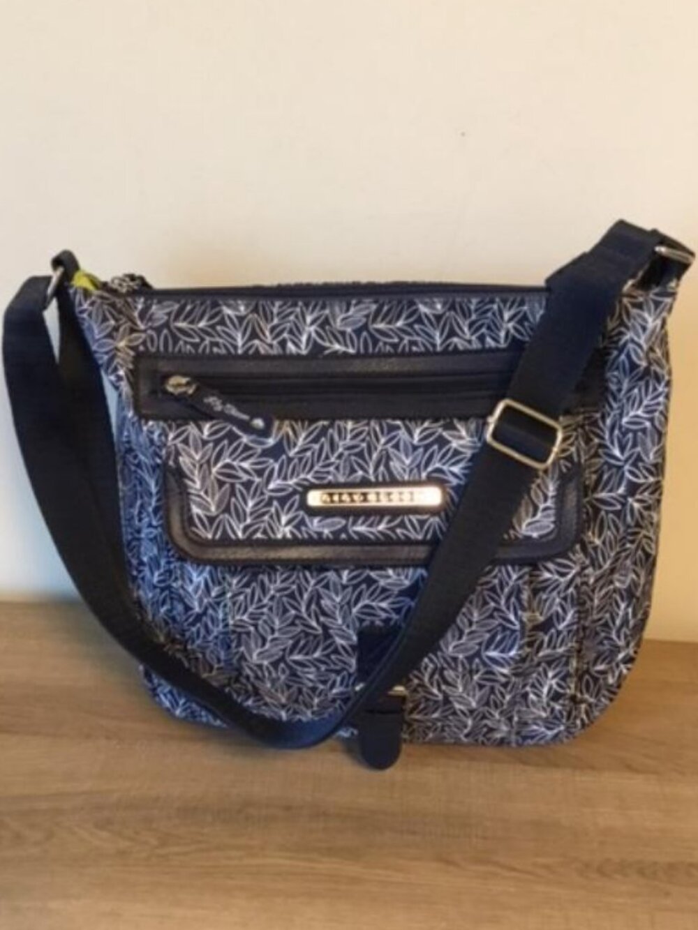Lily Bloom Navy White Leaf-Print Nylon Crossbody Organizer Shoulder Bag EUC